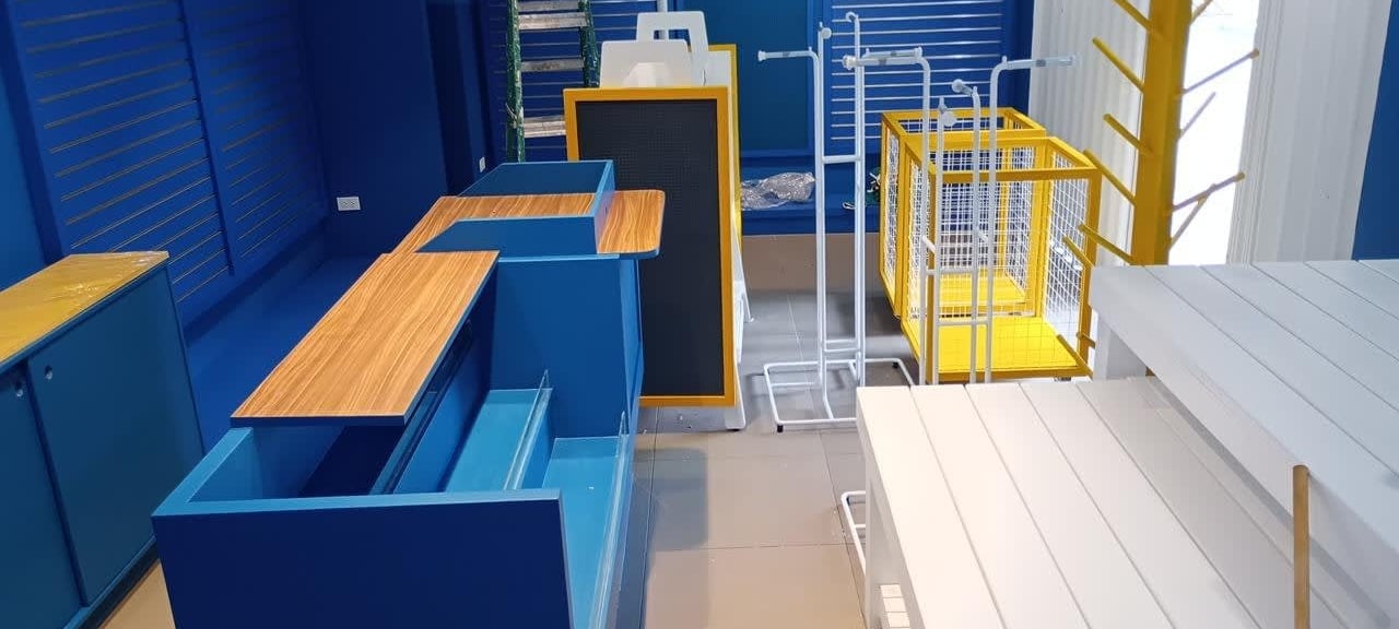 Proyecto integral de remodelación comercial realizado por Multiservicios Peninsulares HMH